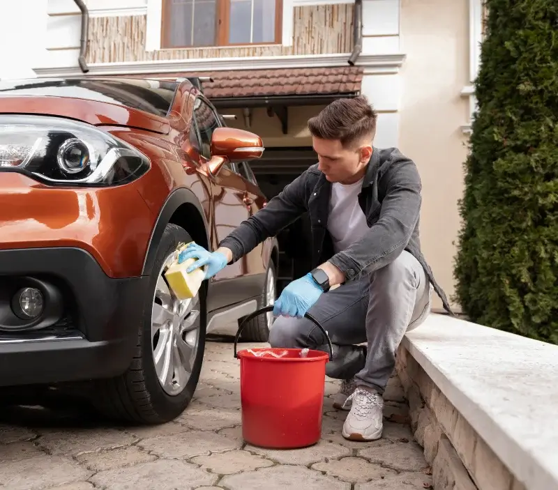 Lavage auto à domicile Estavar : professionnel intervenant sur un véhicule